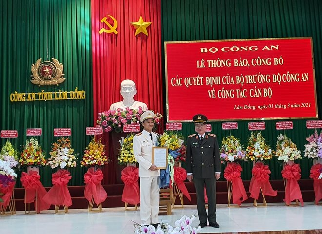 Thứ trưởng Bộ Công an Nguyễn Văn Thành trao quyết định và chúc mừng Đại tá Trần Minh Tiến.