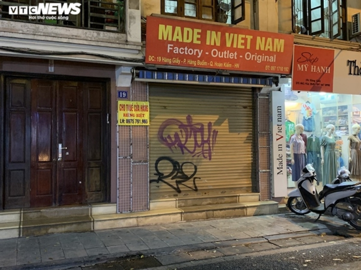 Once a bustling location, Hang Giay street sees the closure of several business outlets as renters return the buildings to landlords due to a serious lack of customers.