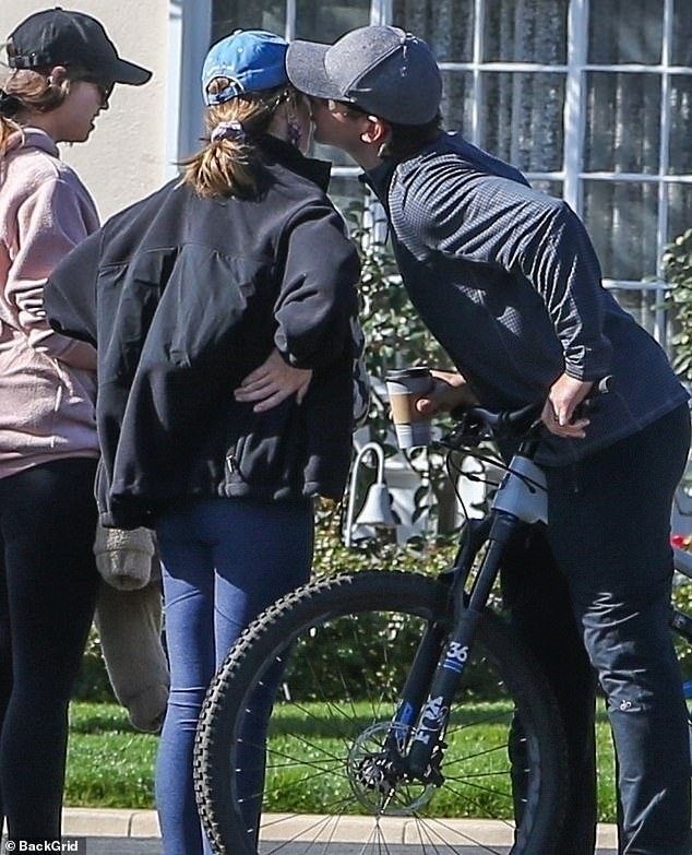 chris pratt ngọt ngào hôn vợ trong chuyến đi chơi cùng gia đình hình ảnh 1 chris pratt ngot ngao hon vo trong chuyen di choi cung gia dinh hinh anh 1