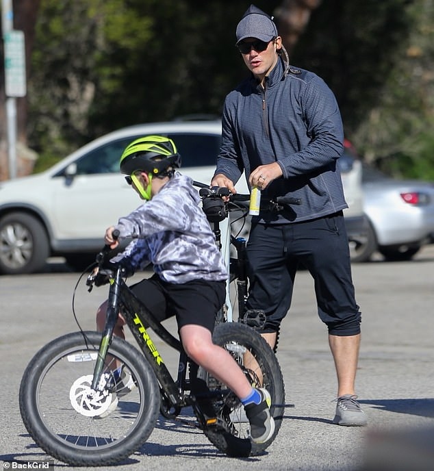 chris pratt ngọt ngào hôn vợ trong chuyến đi chơi cùng gia đình hình ảnh 2 chris pratt ngot ngao hon vo trong chuyen di choi cung gia dinh hinh anh 2