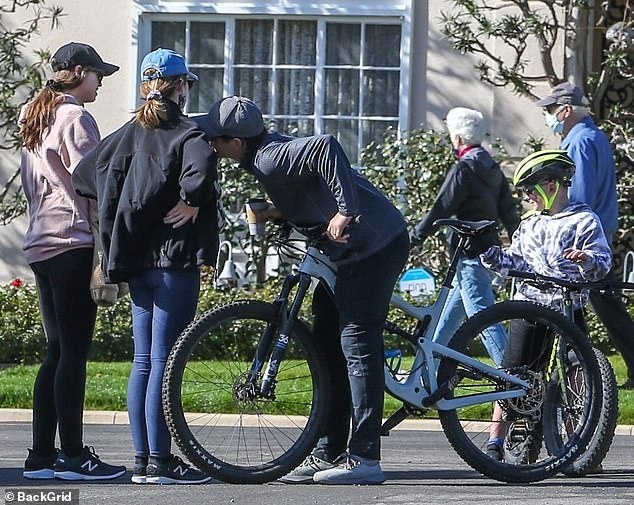 chris pratt ngọt ngào hôn vợ trong chuyến đi chơi cùng gia đình hình ảnh 3 chris pratt ngot ngao hon vo trong chuyen di choi cung gia dinh hinh anh 3