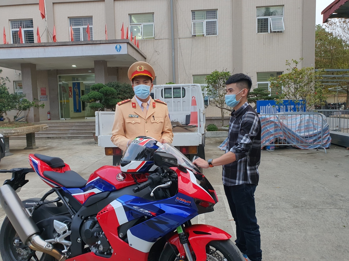 Sau khi làm việc, lực lượng chức năng đã quyết định tạm giữ phương tiện 7 ngày và xử phạt 10,5 triệu đồng với tài xế điều khiển xe mô tô với vận tốc 299km/h tại Đại lộ Thăng Long, Hà Nội.