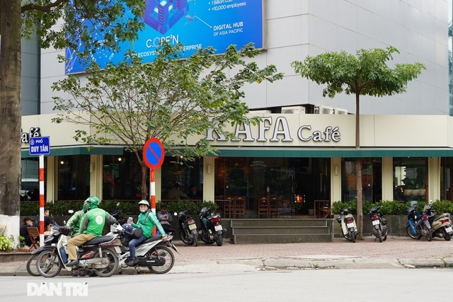 hanoi coffee shops busy after reopening on march 2 picture 8