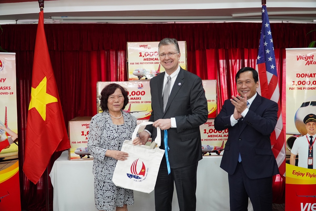 Chủ tịch HĐQT Vietjet Nguyễn Thanh Hà trao tặng 1 triệu khẩu trang cho Đại sứ Mỹ Daniel Kritenbrink tại Hà Nội
