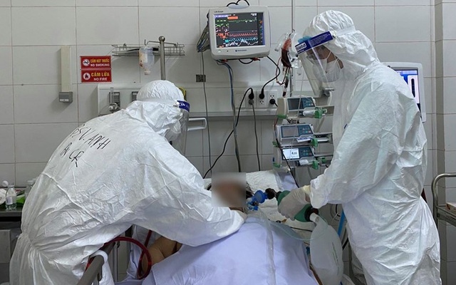 covid-19 patient in hanoi relies on ecmo due to critical condition picture 1