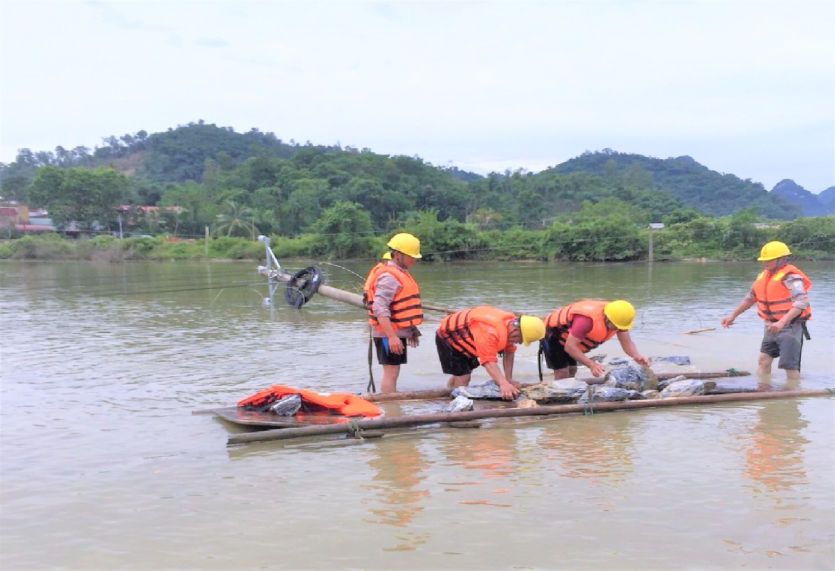 Khắc phục hậu quả bão lũ.