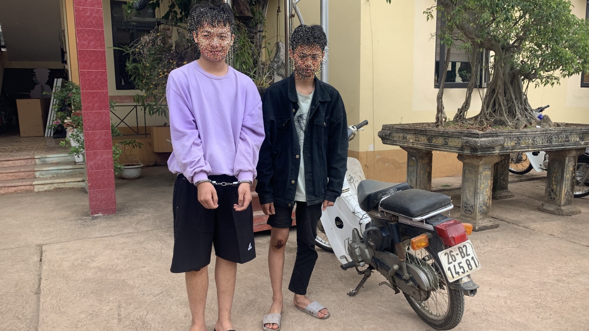 Hai đối tượng cùng tang vật gây án.