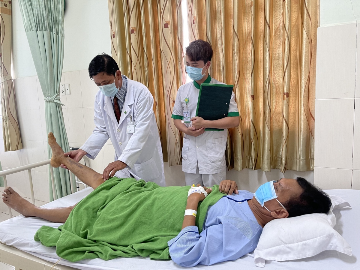 Thạc sĩ bác sĩ Lê Dũng – Phó Trưởng khoa Thần Kinh – Cơ Xương Khớp, bệnh viện Hoàn Mỹ Cửu Long khám cho bệnh nhân sau mổ.