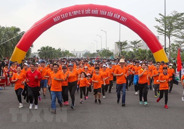 over 1,500 people take part in running day in da nang picture 1