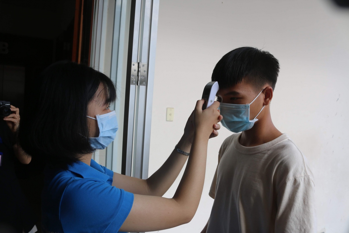 Thí sinh được đo thân nhiệt trước khi dự thi kì thi đánh giá năng lực của Đại học Quốc gia TPHCM năm 2020.