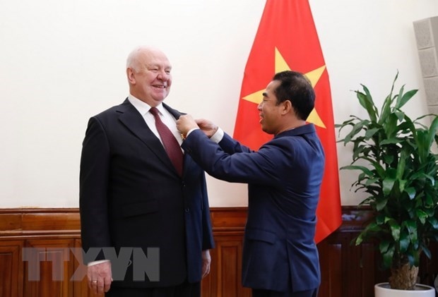 friendship order presented to russian ambassador to vietnam picture 1