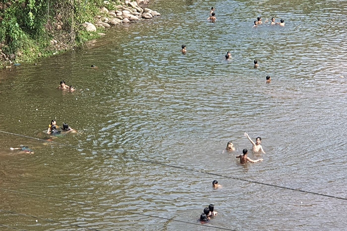 hai nu hoc sinh o Dien bien duoi nuoc tu vong thuong tam hinh anh 1