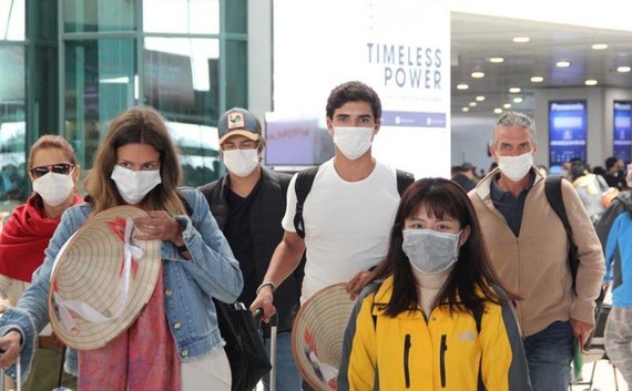 Vietnam is considering gradually reopening its borders to foreign travellers on the condition that the coming travellers are required to have a vaccine passport. (Illustrative image by vtcnews.vn).