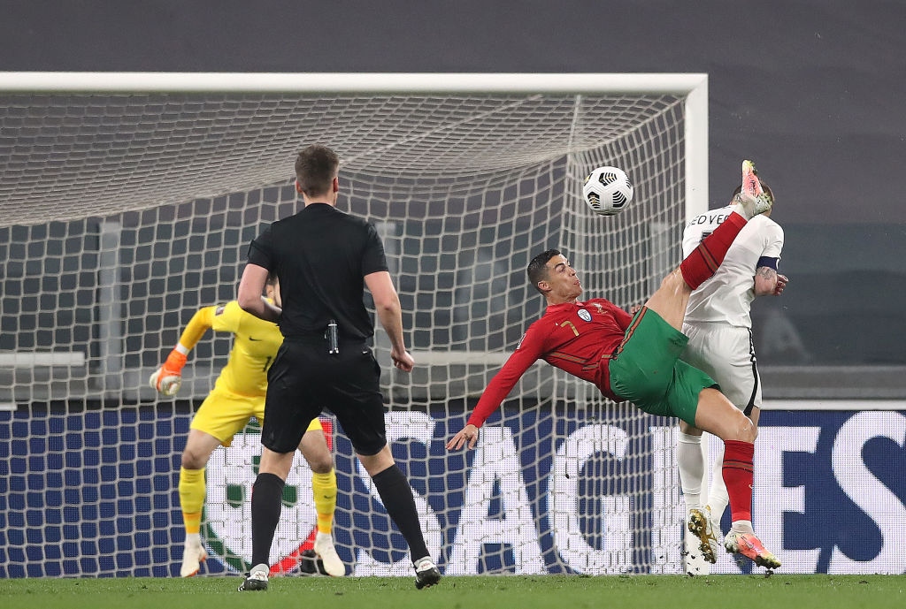 Ronaldo nỗ lực nhưng không thể ghi bàn cho Bồ Đào Nha trong ngày ra quân ở vòng loại World Cup 2022. (Ảnh: Getty)
