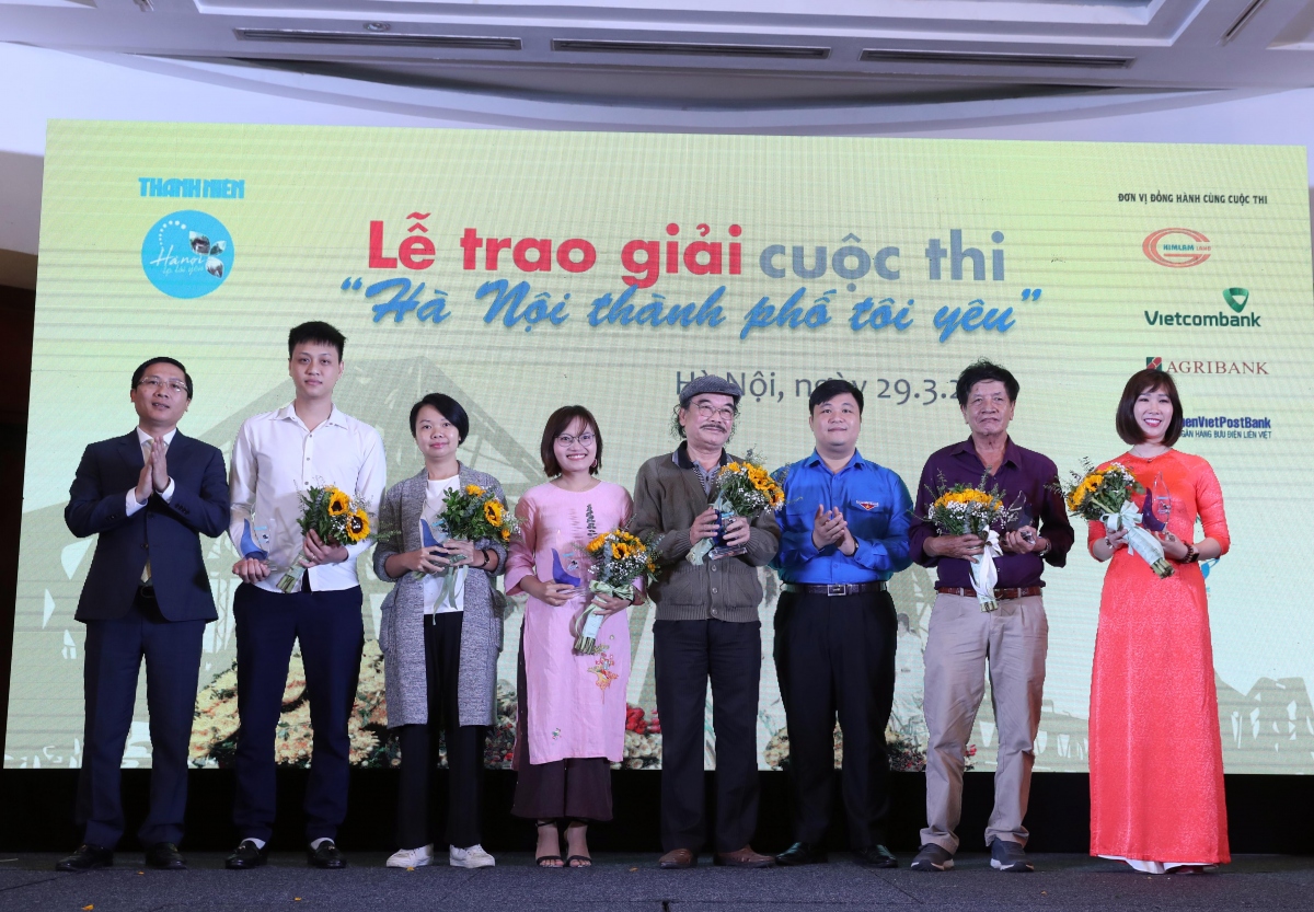 trao giai cuoc thi ha noi thanh pho toi yeu O ha noi biet yeu thuong nhau la du hinh anh 1