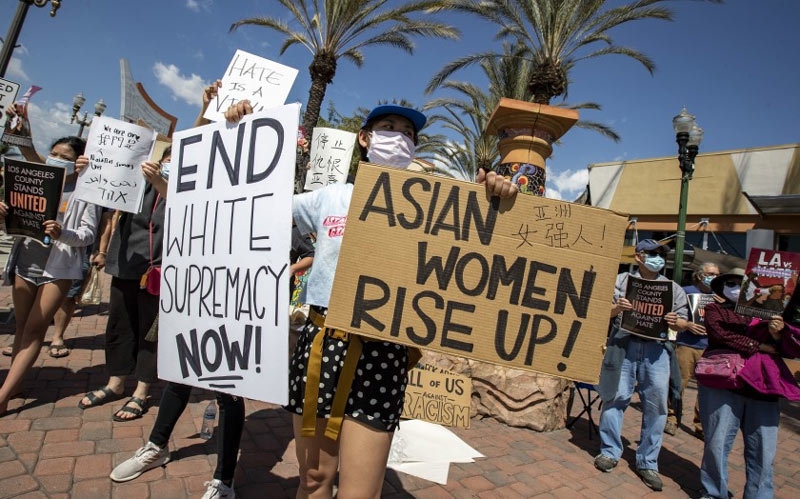 Biểu tình phản đối kỳ thị người gốc Á ở Garfield, Alhambra (California) hôm 21/3. Ảnh: Los Angeles Times.