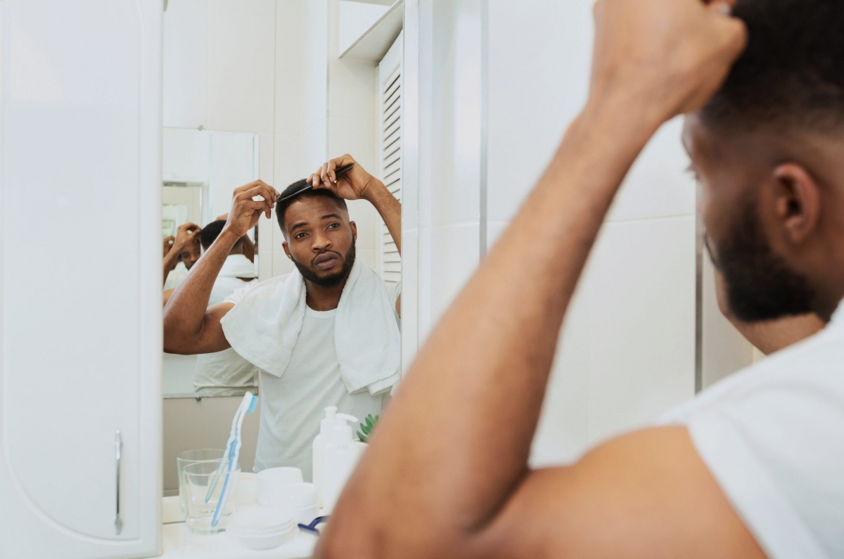 Bệnh tự miễn: Chứng rụng tóc từng mảng - một bệnh da liễu tự miễn có thể dẫn đến tình trạng tóc chuyển màu trắng, bạc. Điều này là do hệ miễn dịch tự tấn công vào các nang tóc, khiến tóc bạn rụng dần, và tóc mới mọc ra sẽ có màu trắng.