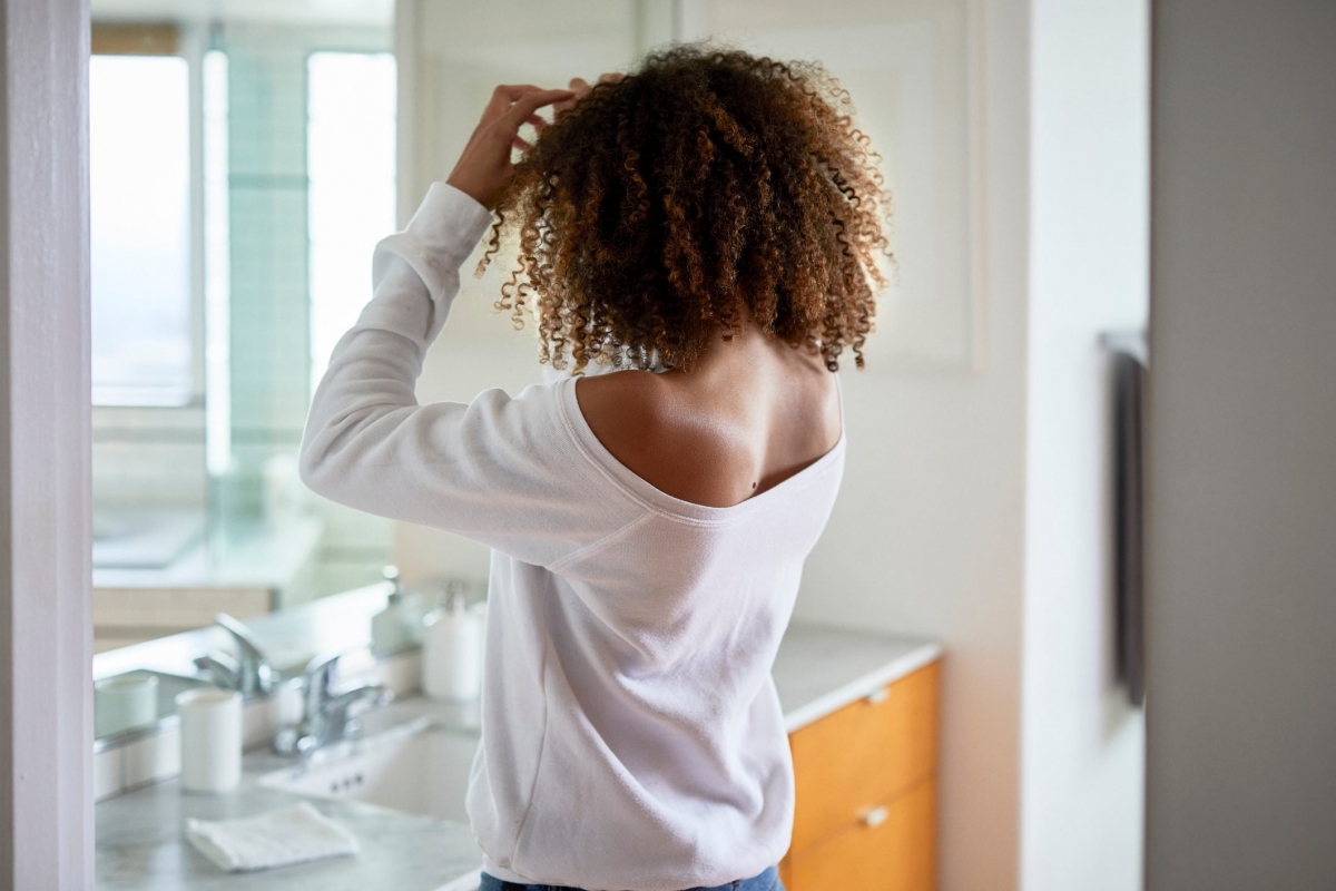 Thay đổi nội tiết: Thay đổi về nội tiết có thể kéo theo những thay đổi về cấu trúc, độ dày và cả màu tóc. Quá trình thay đổi này thể hiện rõ rệt nhất khi bạn bước qua tuổi 30. Các chuyên gia vẫn đang nỗ lực tìm ra tác động cụ thể của các hormone như estrogen, progesterone và cortisol đến quá trình bạc tóc.