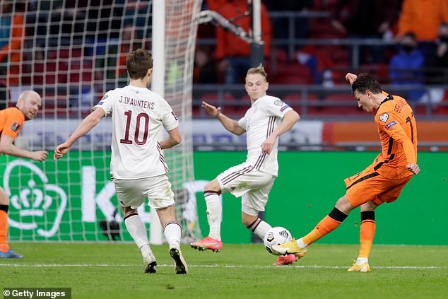 Hà Lan thi đấu áp đảo trước Latvia (Ảnh: Getty).