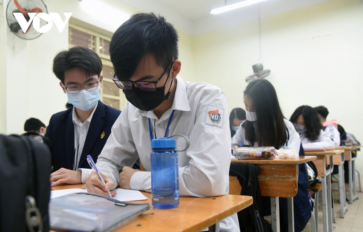 students head back to school amid tight anti-coronavirus measures picture 11