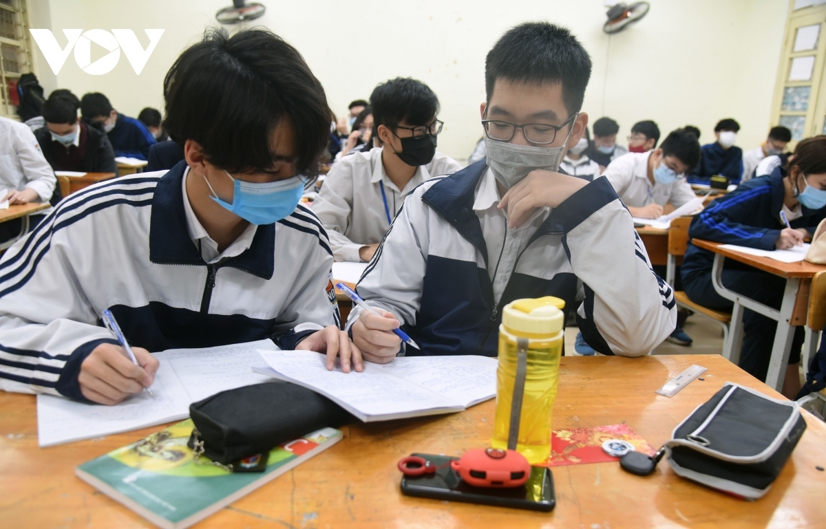students head back to school amid tight anti-coronavirus measures picture 13