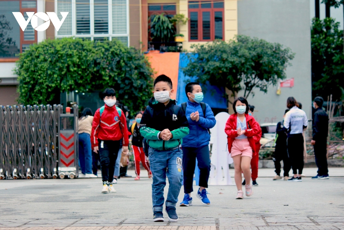 students head back to school amid tight anti-coronavirus measures picture 3