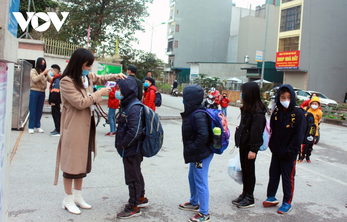 students head back to school amid tight anti-coronavirus measures picture 4