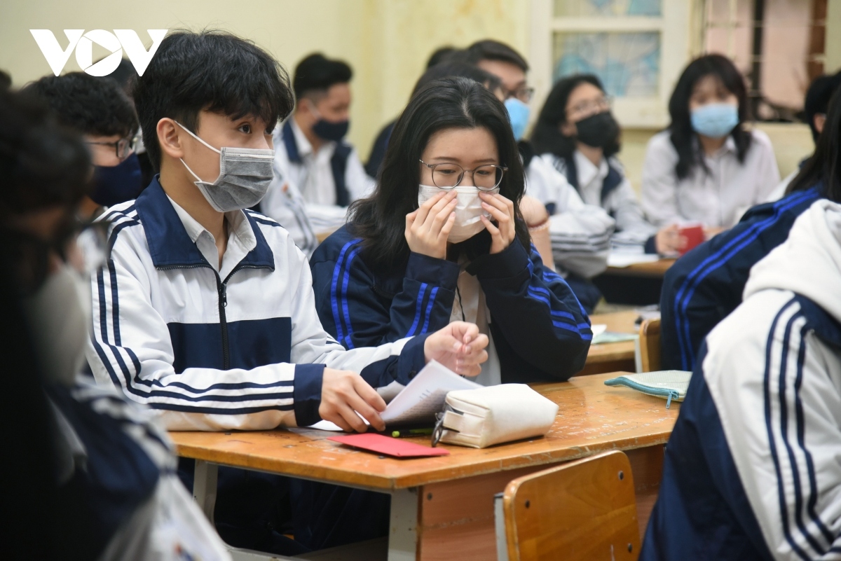 students head back to school amid tight anti-coronavirus measures picture 8