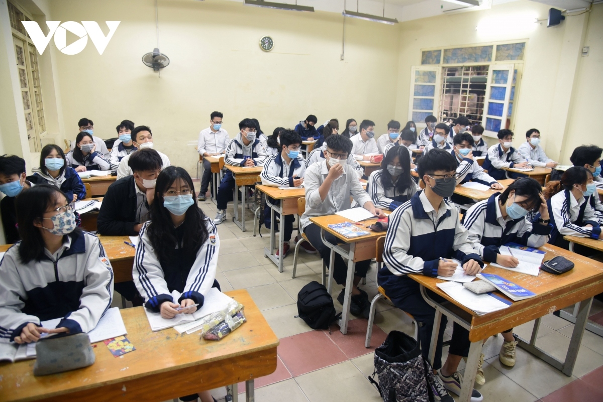 students head back to school amid tight anti-coronavirus measures picture 9