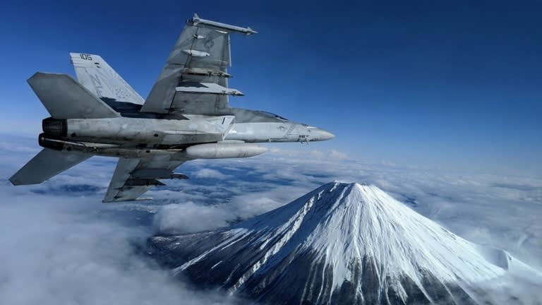 Một chiếc F/A-18F Super Hornet bay qua Núi Phú Sỹ ở Nhật Bản. Ảnh: Hải quân Mỹ