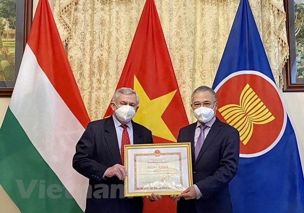 hungary-vietnam friendship association leaders honoured picture 1