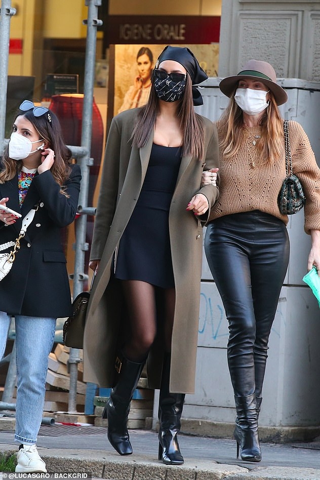 irina shayk dien do hieu goi cam sai buoc tren duong pho milan hinh anh 3