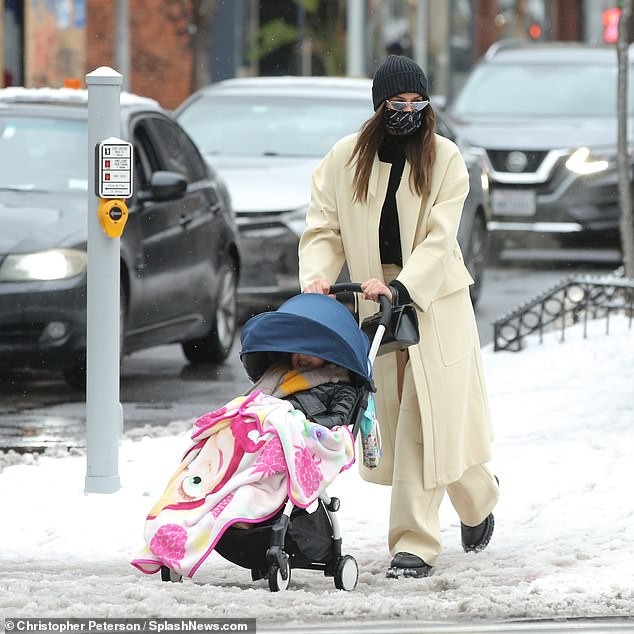 irina shayk dien do hieu goi cam sai buoc tren duong pho milan hinh anh 7