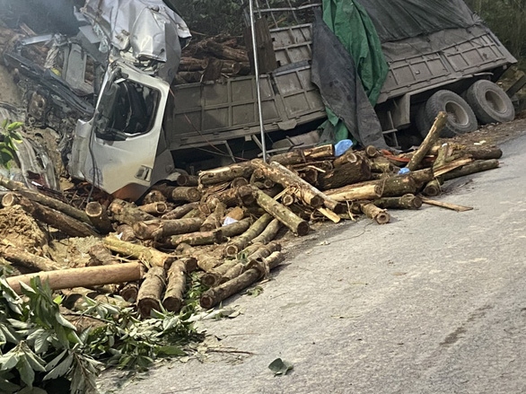 Hiện trường vụ tai nạn giao thông làm 7 người chết ở dốc Bả Vai, xã Trí Nang, huyện Lang Chánh (Thanh Hóa). Ảnh: Tuổi trẻ