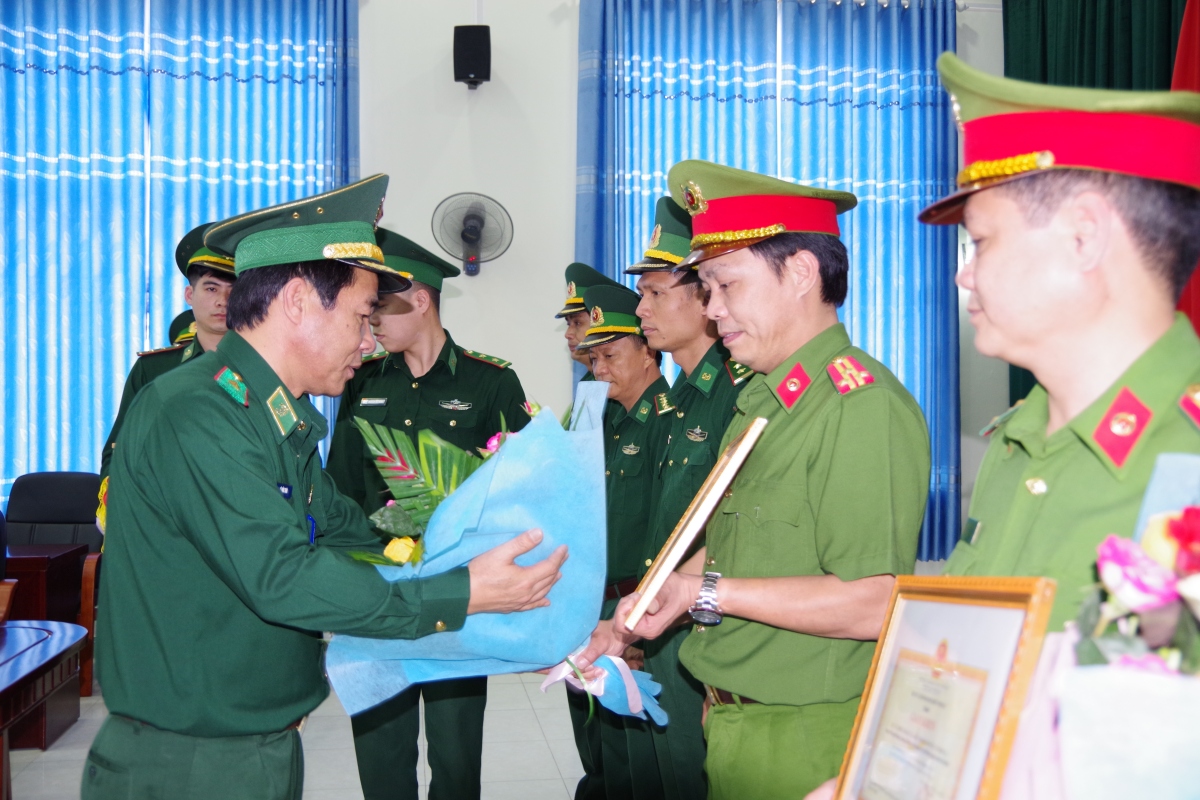 Bộ đội Biên phòng trao thưởng cho lực lượng phá 2 chuyên án ma tuý ...