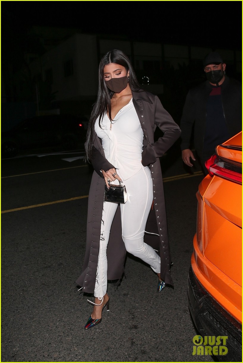 kylie jenner goi cam di choi khuya cung ban be hinh anh 4