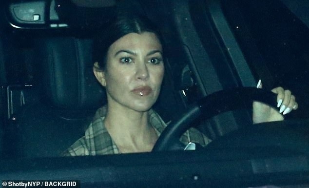 kourtney kardashian lai sieu xe di an toi cung con trai sau khi cong khai tinh tre hinh anh 1