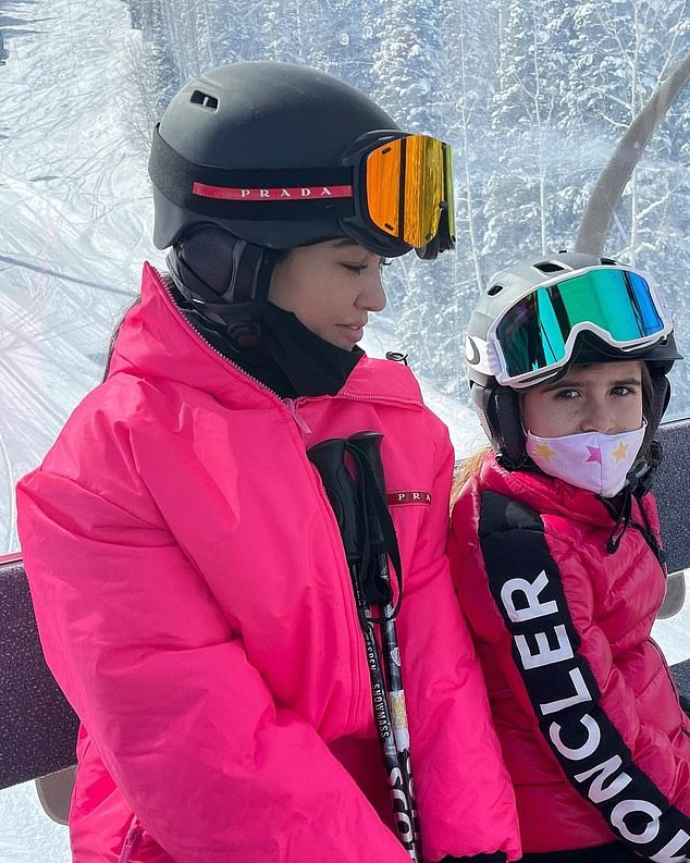 Kourtney Kardashian diện trang phục hồng nổi bật đi trượt tuyết cùng các con
