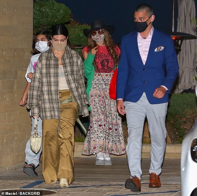 kourtney kardashian lai sieu xe di an toi cung con trai sau khi cong khai tinh tre hinh anh 4