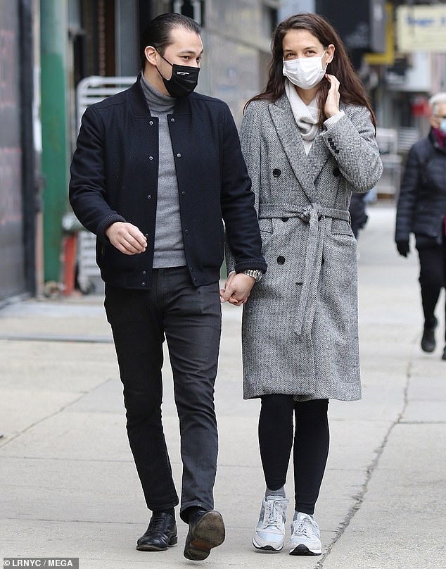 katie holmes co don sai buoc tren pho trong tiet troi gia lanh hinh anh 5