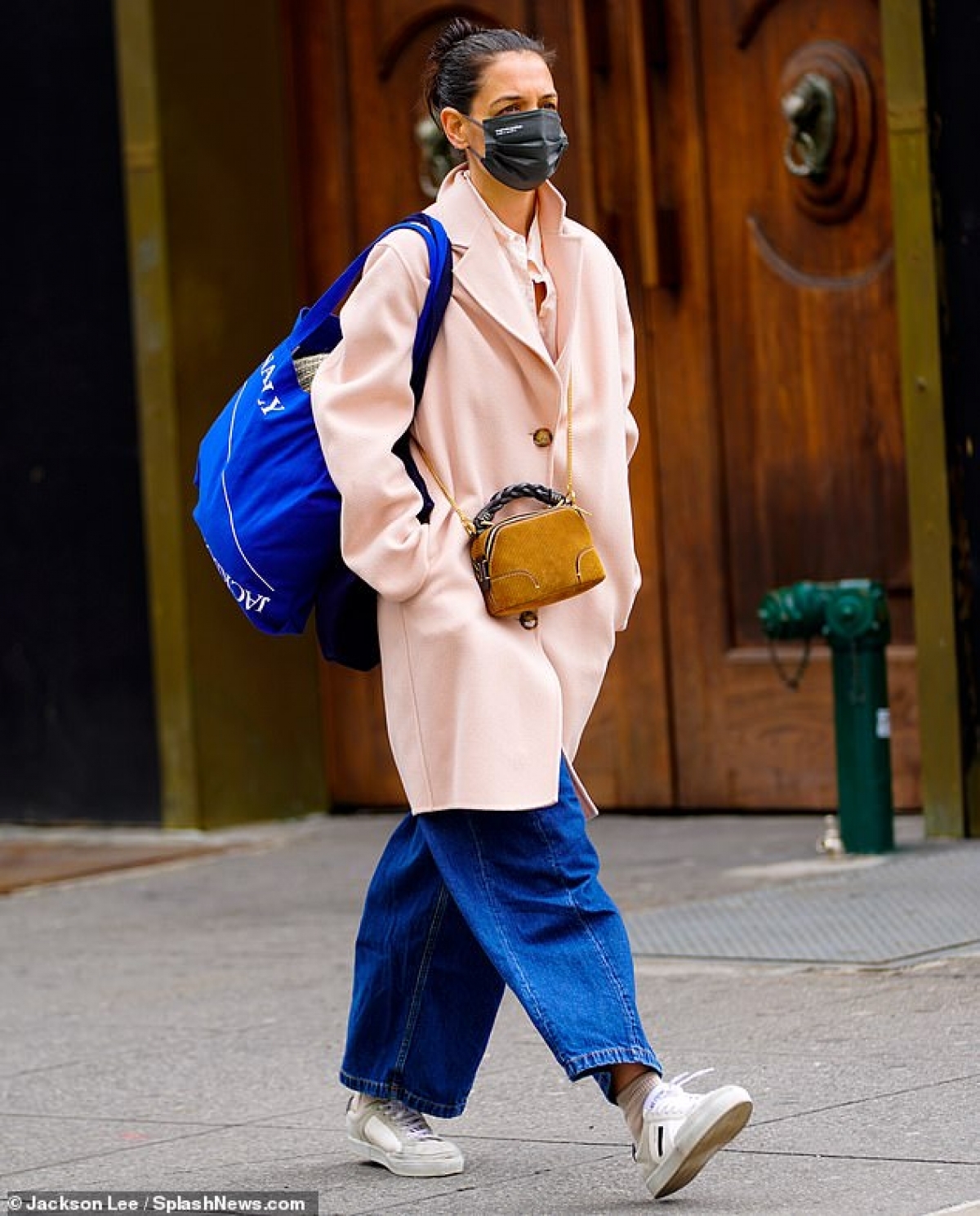katie holmes co don sai buoc tren pho trong tiet troi gia lanh hinh anh 3