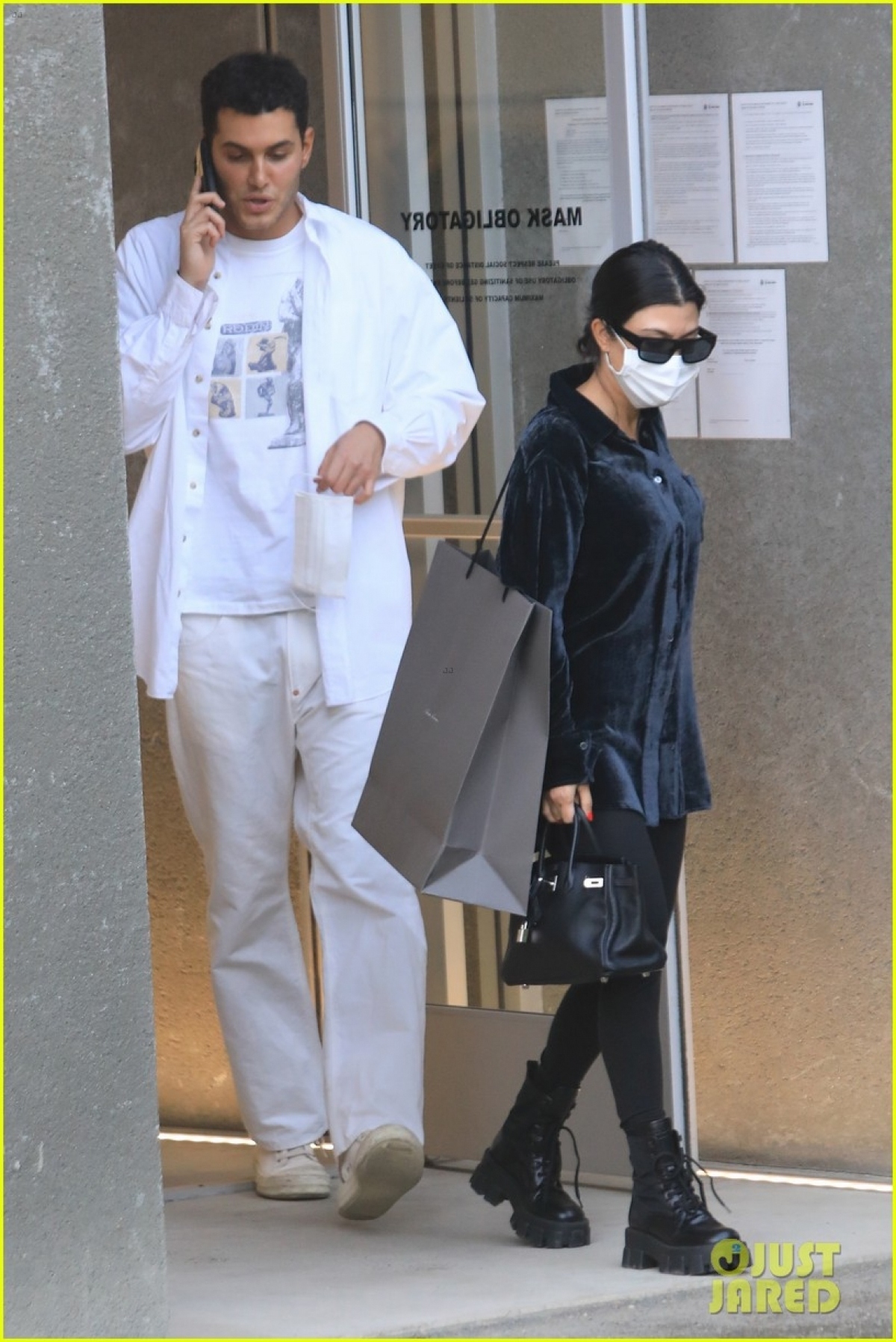 kourtney kardashian sanh dieu di an toi cung con trai va ban be hinh anh 6