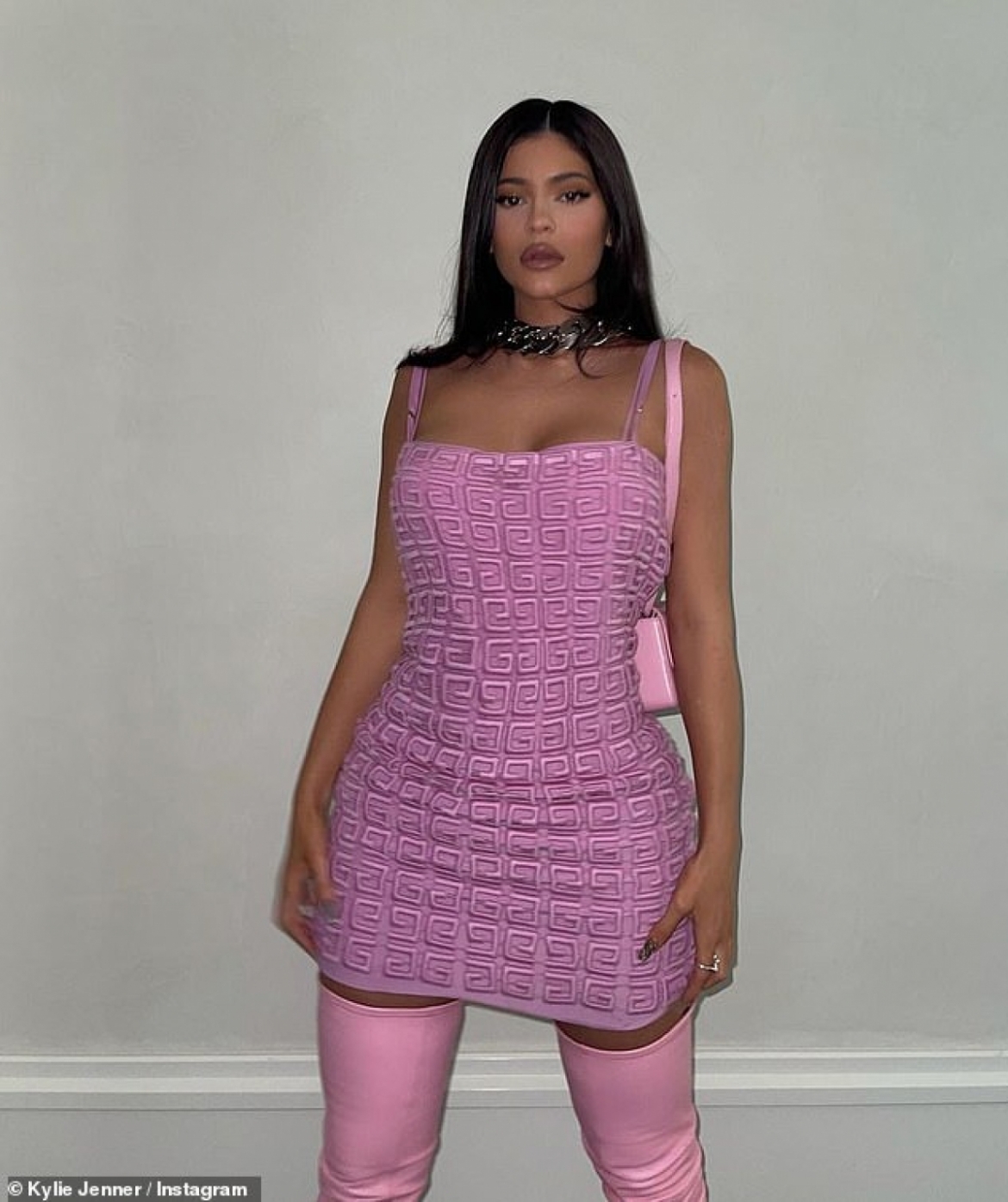kylie jenner deo vong ngoc trai dat gia di an toi cung ban be hinh anh 7