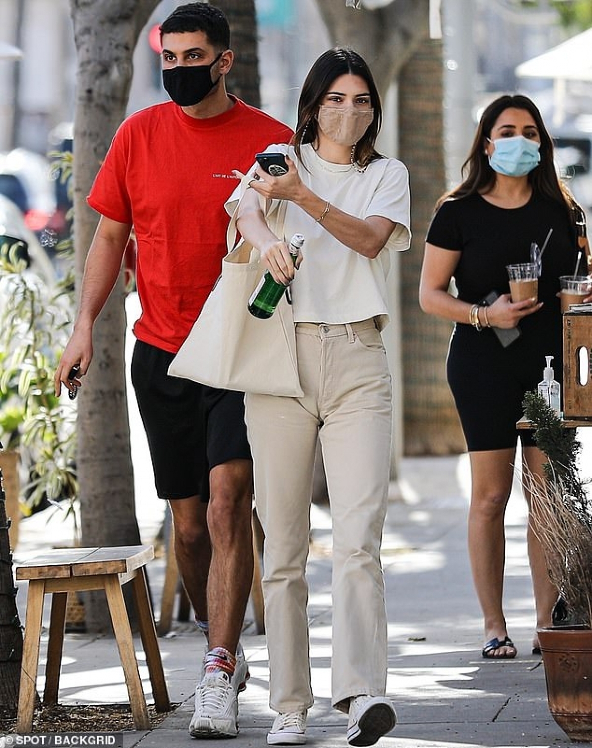 kendall jenner khoe cơ bụng săn chắc ra phố cùng bạn thân hailey baldwin hình ảnh 8 kendall jenner khoe co bung san chac ra pho cung ban than hailey baldwin hinh anh 8