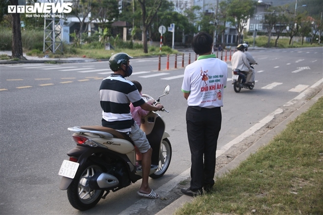 Dan khi tram con tran xuong duong xin an, Da nang cu nguoi ngan chan hinh anh 5