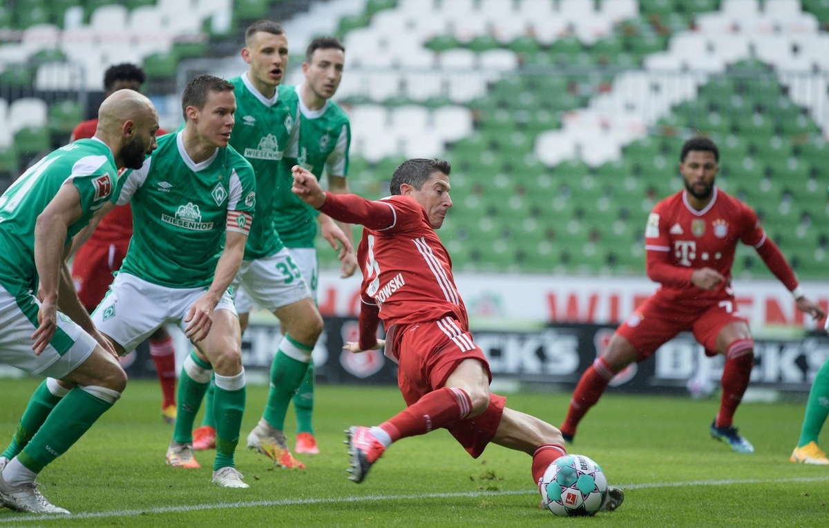 Lewandowski trở thành chân sút xuất sắc thứ 2 lịch sử Bundesliga. (Ảnh: Getty).