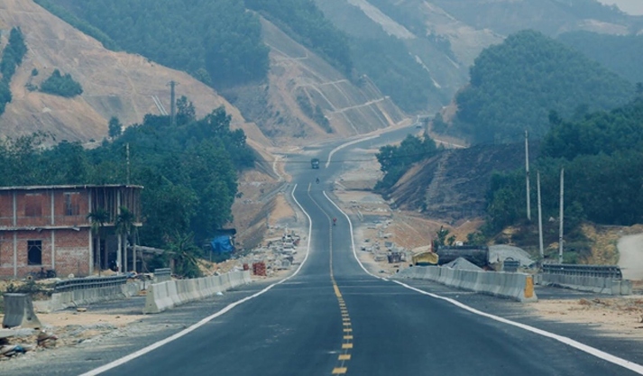 Dự án đường Hồ Chí Minh La Sơn - Túy Loan (cao tốc La Sơn - Túy Loan) đang hoàn thiện những công đoạn cuối cùng để thông xe.