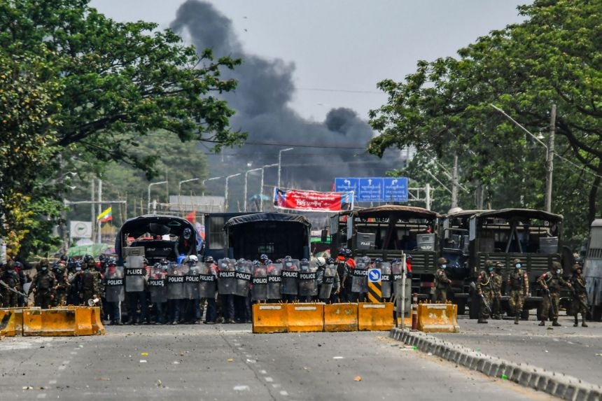 Lực lượng an ninh Myanmar triển khai ngày 14/3 tại Yangon. Ảnh: AFP