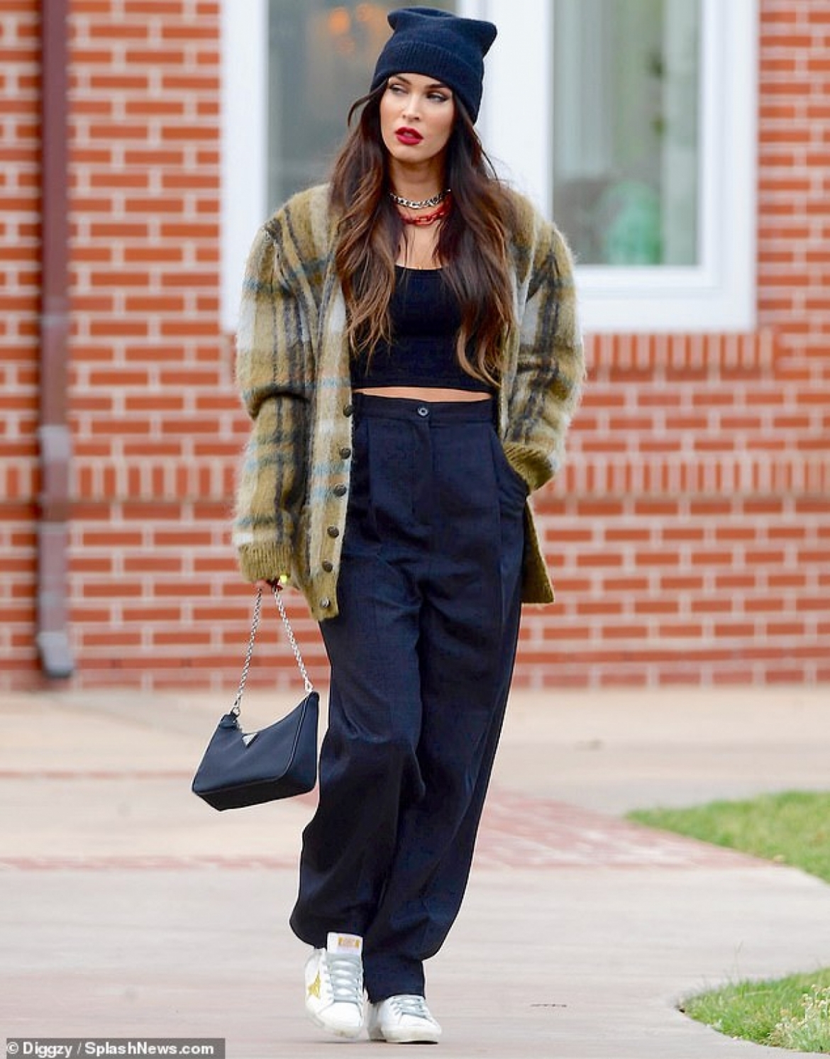 megan fox dien croptop khoe eo thon ra pho hinh anh 7