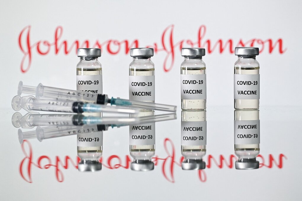 Các lọ và mũi tiêm vaccine Johnson &amp; Johnson. Ảnh: AFP